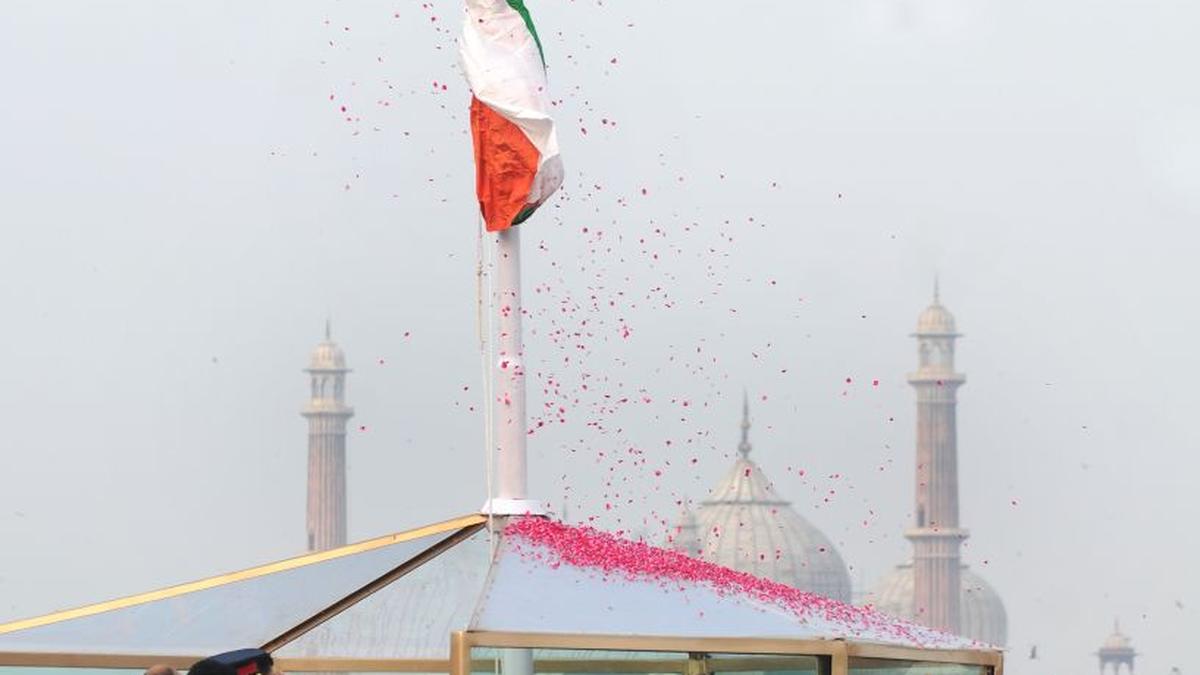 Manmohan third PM to hoist flag at Red Fort for 7th time The